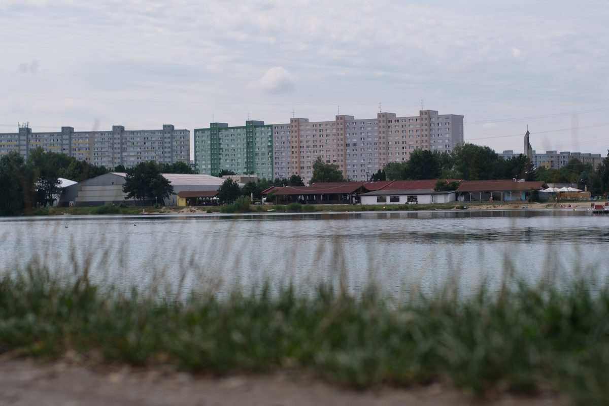 Paneláky na protiľahlom brehu jazera